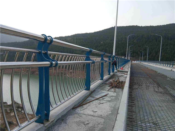 天津不锈钢桥梁护栏的特点及其在桥梁安全中的重要作用