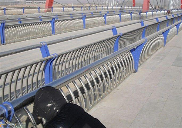 天津不锈钢复合管护栏一种安全而耐用的防护解决方案