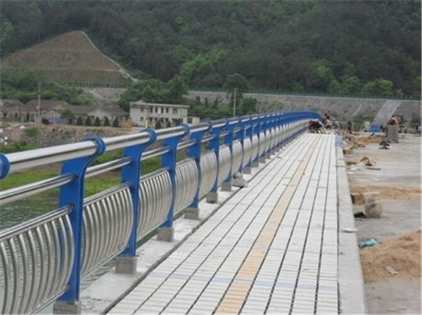 天津不锈钢桥梁护栏的特性及其在现代建筑中的应用