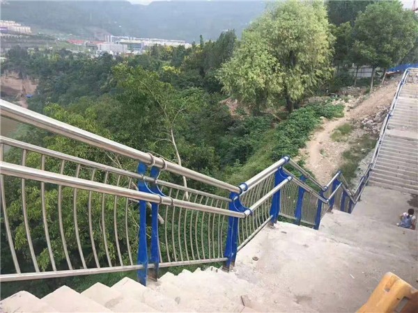 天津不锈钢复合管护栏的理化性质更加好